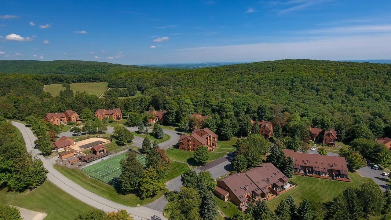 Seven Springs Swiss Mountain 3 Bedroom Standard Condo, Sleeps 8! Champion